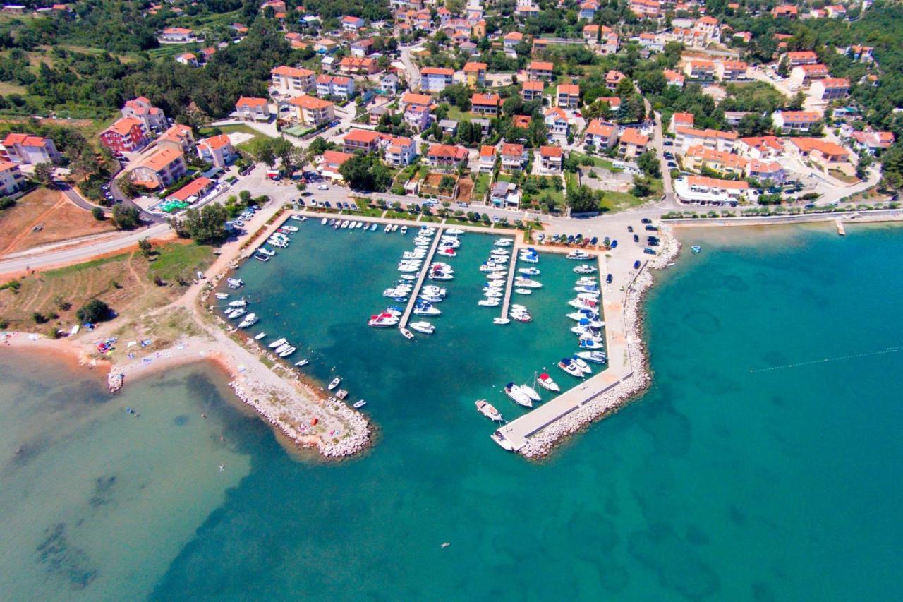 Apartments With A Parking Space Cizici, Krk - 15415 Малинска Экстерьер фото
